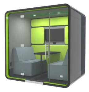 Mobiliario para oficina: Fotografía de una cabina acústica con sillones y mesa color gris en estructura gris con verde.