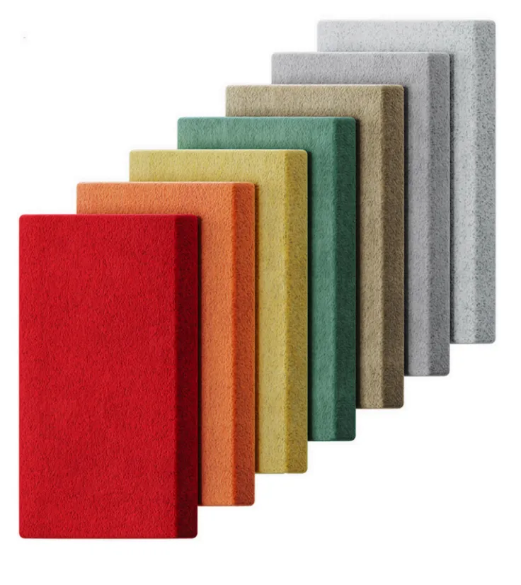 Fotografía de muestras rectangulares de paneles acústicos de diferentes colores en fondo color blanco.