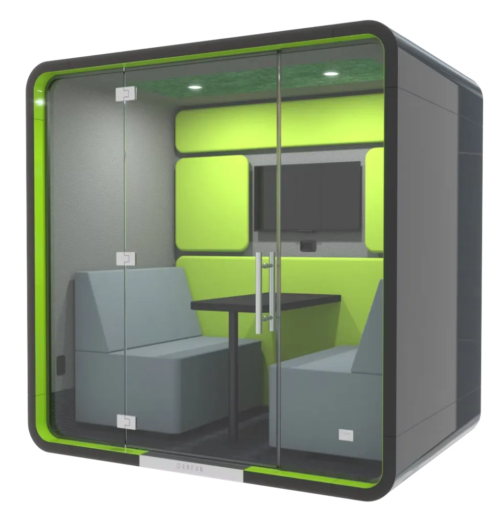 Fotografía de una cabina acústica con paredes exteriores color gris, paredes interiores color verde y dos sillones grises.
