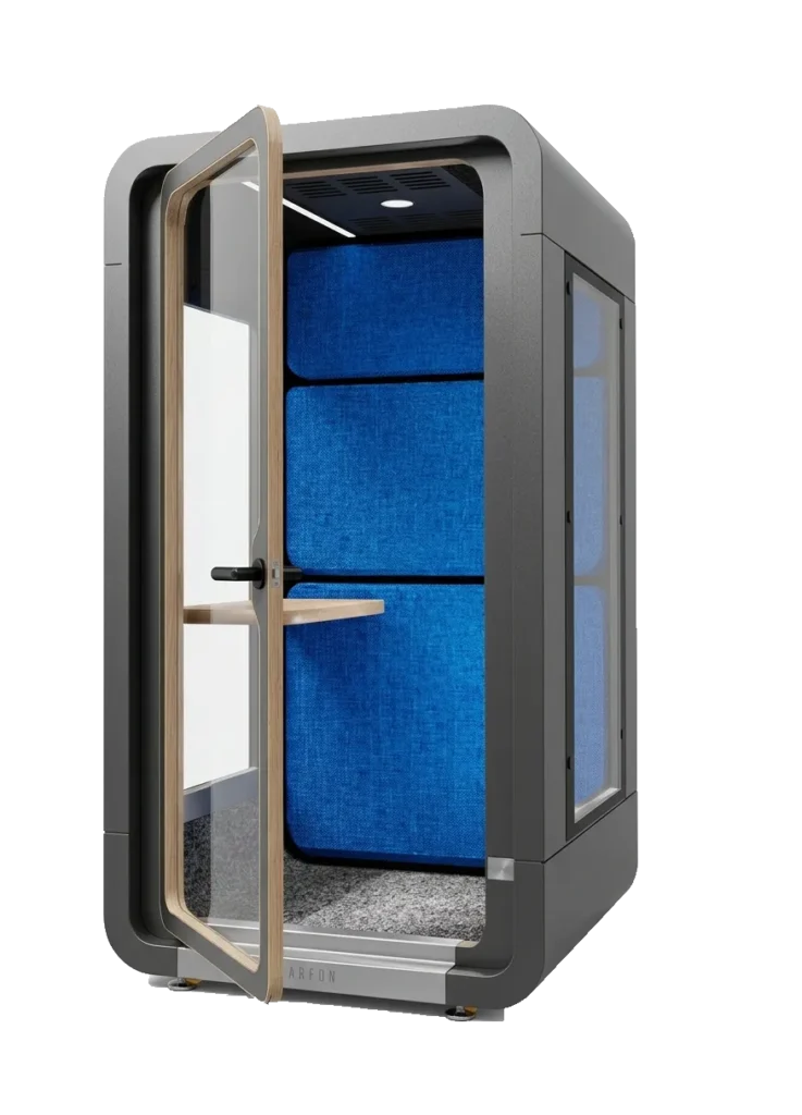 Fotografía de una cabina acústica rectangular con estructura exterior color gris e interior color azul rey.
