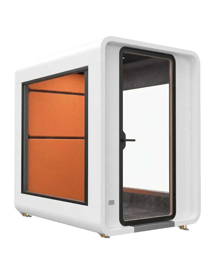 Fotografía de una cabina acústica con paredes exteriores color blanco y una pared interior color naranja.