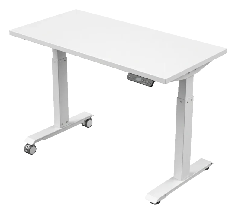 Escritorios de oficina: Fotografía de un escritorio rectangular con mesa y estructura color blanco y rodajas.